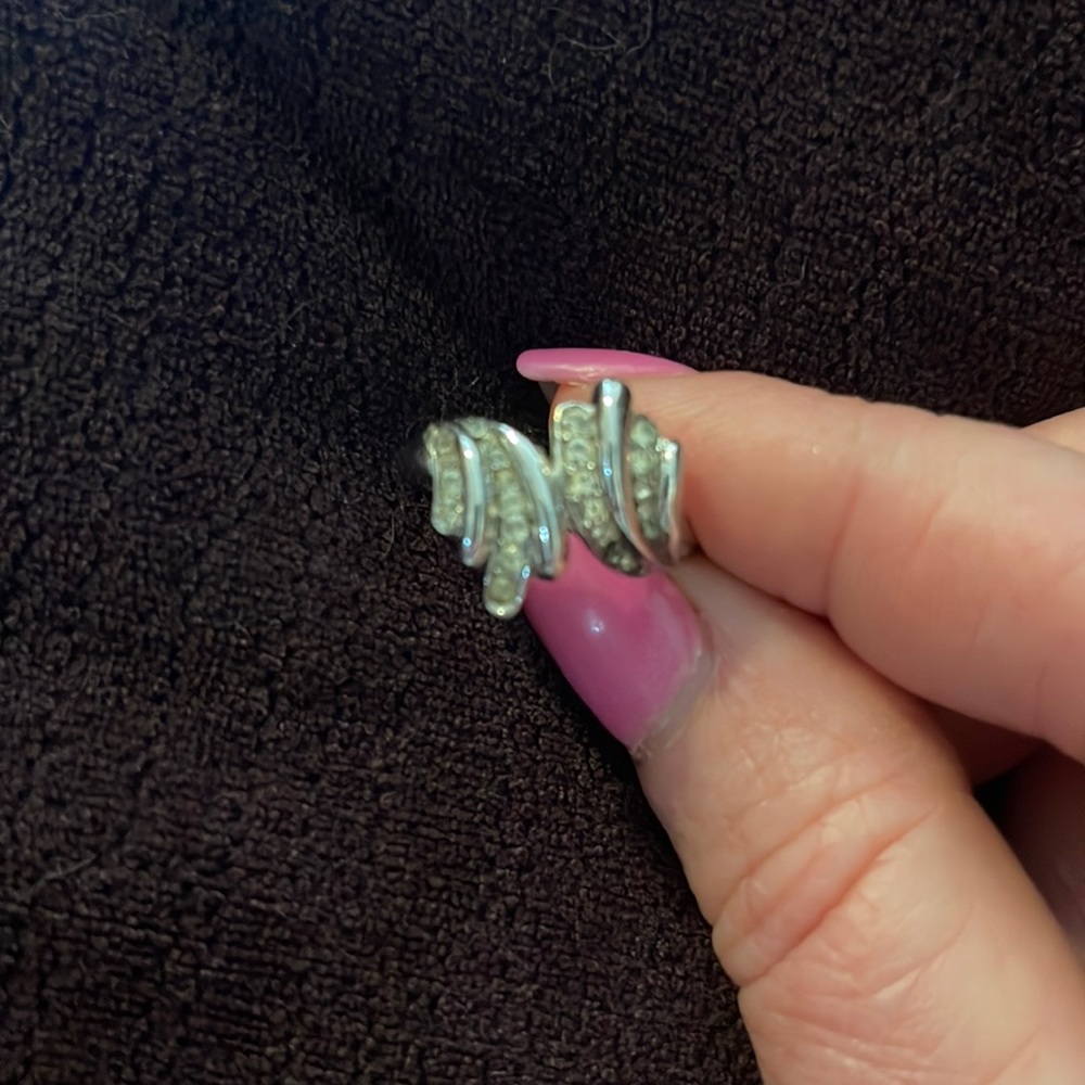Size 6 adjustable Avon Trifari silver tone ring